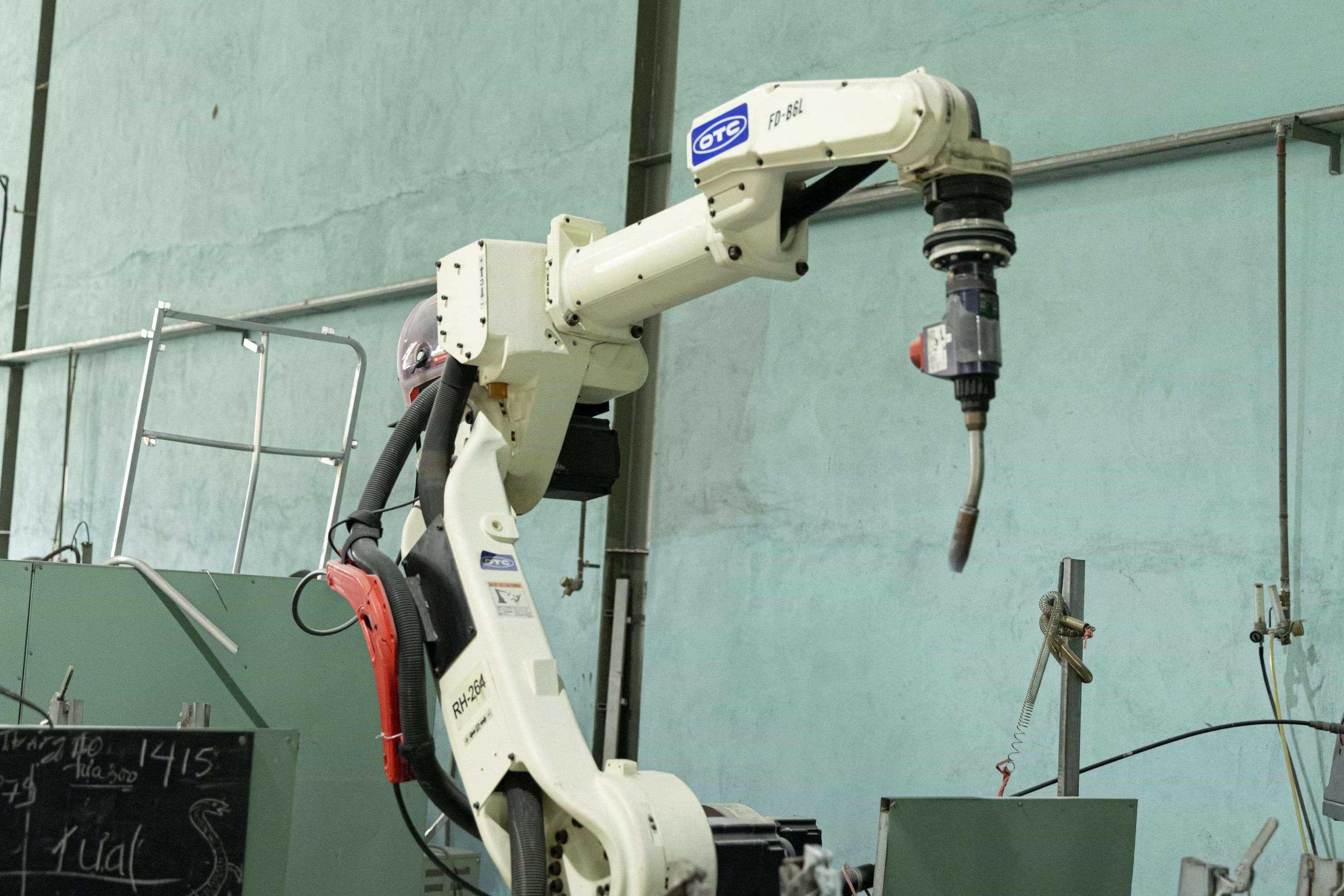 Robotic welding arm